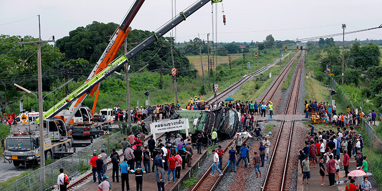 Unos 18 muertos deja colisión entre un tren y un autobús al este de Bangkok