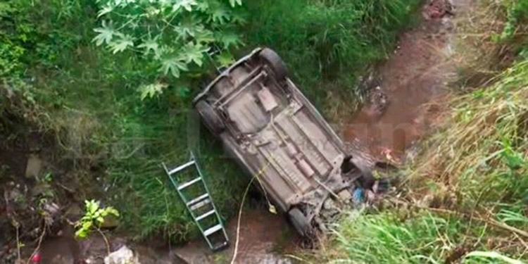 Dos heridos al caer carro a hondonada en Tegucigalpa