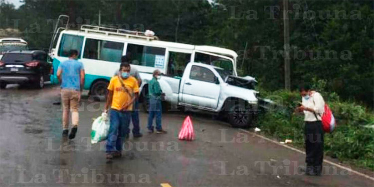Dos heridos deja choque entre bus y pick up en Intibucá