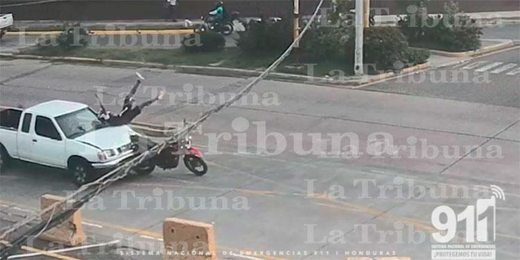 Imprudente motorista no hace alto y embiste a motociclista en bulevar Suyapa (Video)