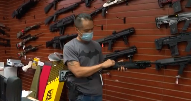 Estadounidenses se lanzan a comprar armas antes de las elecciones (Video)