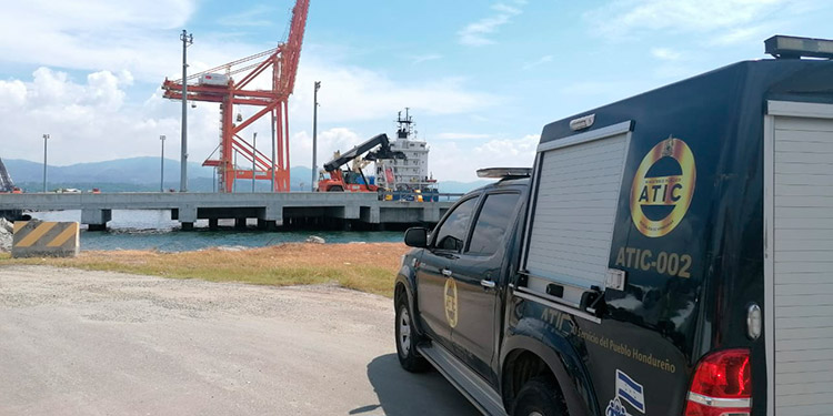 MP supervisa desembarque de 68 contenedores con dos hospitales móviles