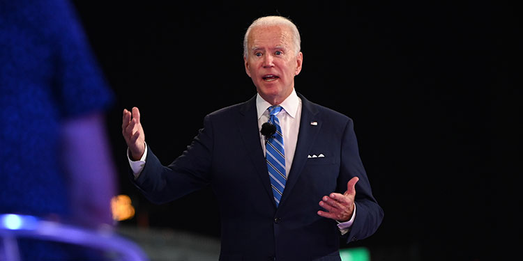 Biden arremete contra Trump por afirmar que no hay que tenerle "miedo" a la COVID-19
