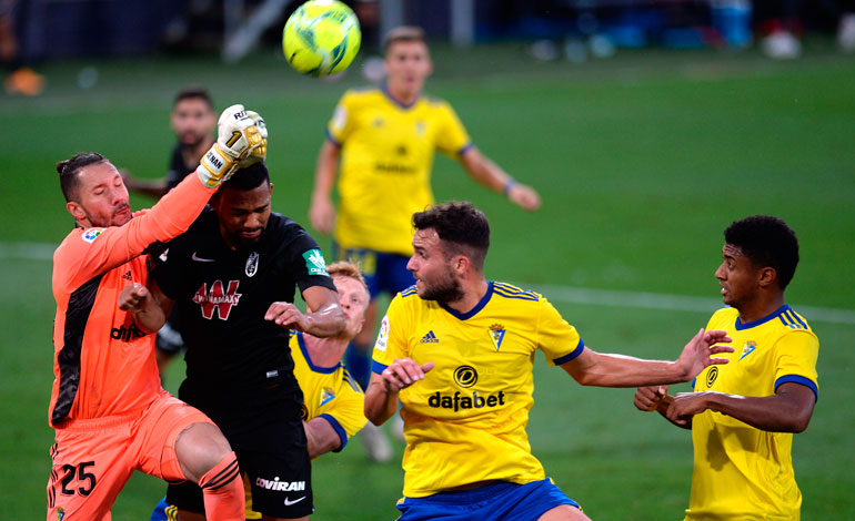 Cádiz empata en brillante juego de Anthony Lozano