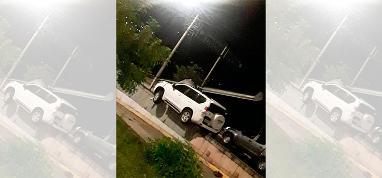 Hombre sale ileso al impactar contra baranda de puente en la capital (Video)