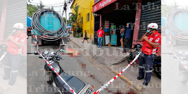 Motociclista muere arrollado por carro cisterna en la capital