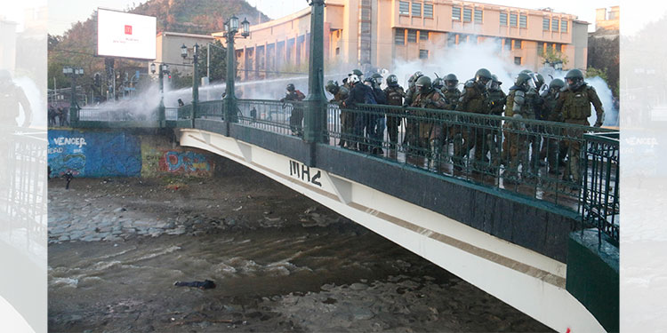 Cargos contra policía chileno que empujó a joven de puente