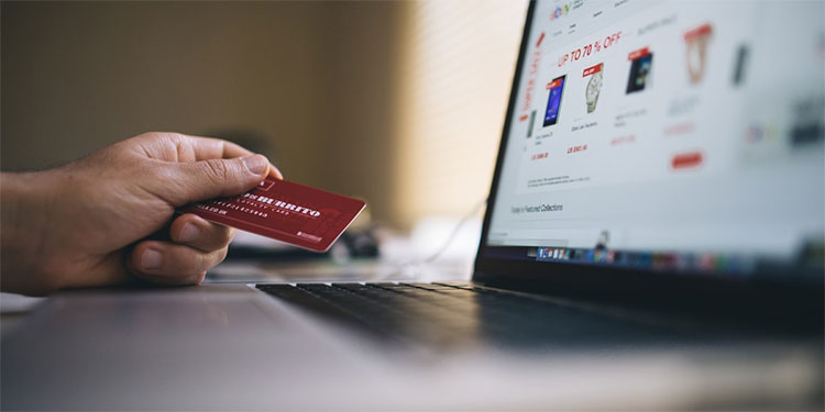Los consumidores compran más por internet en la pandemia pero gastan menos