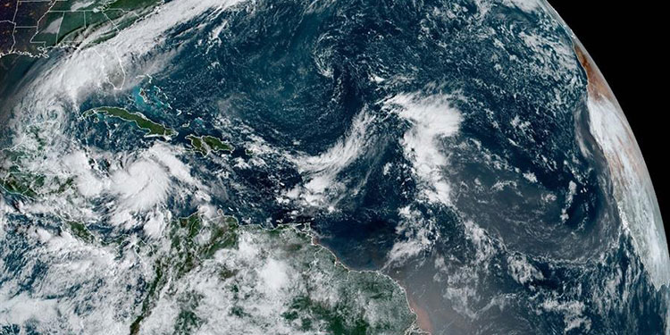 Delta se convierte en huracán en el Caribe rumbo al Canal de Yucatán