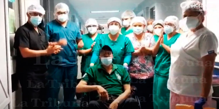 Hospital María da de alta a paciente COVID-19 hospitalizado por más de un mes