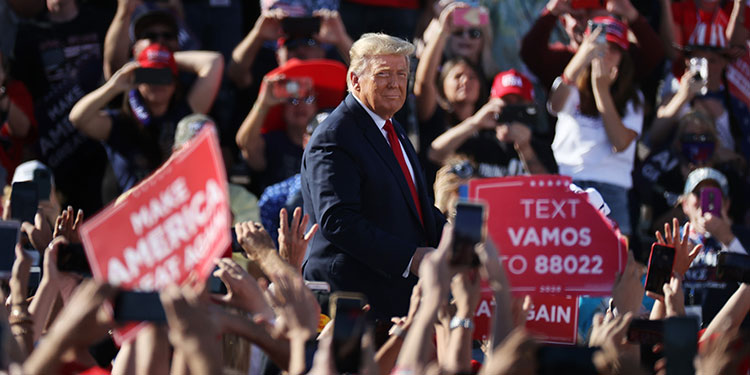 Piratas informáticos roban 2 millones de dólares de la campaña de Trump