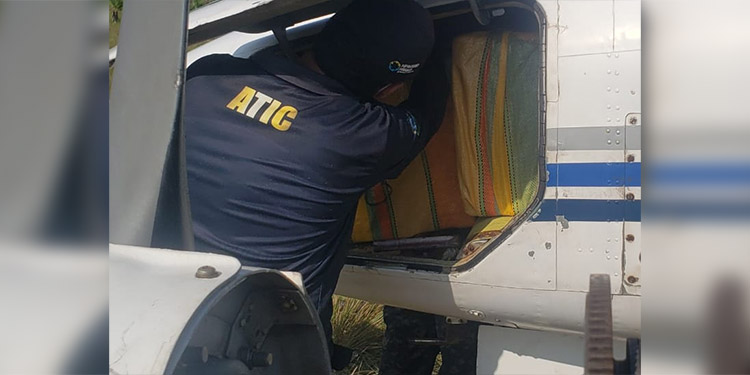 Hallan tres fardos más de supuesta cocaína en fuselaje de avioneta en Gracias a Dios