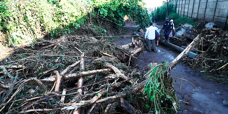Sube a ocho los muertos por deslizamiento de tierra en el norte de El Salvador