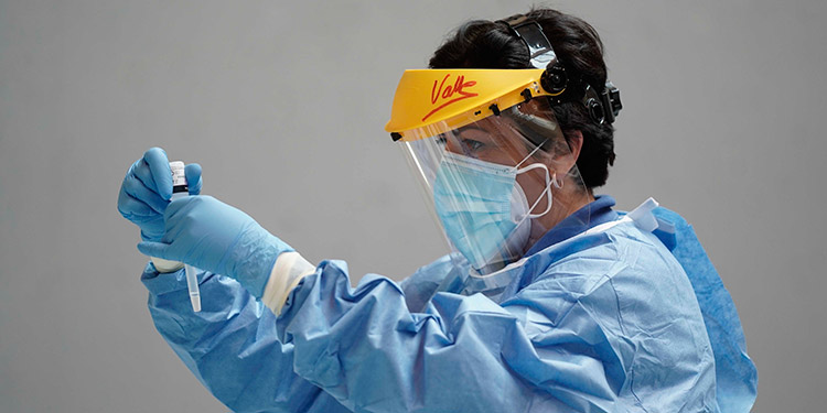 España registra nuevo récord diario de contagios con 25,595 y 239 muertos