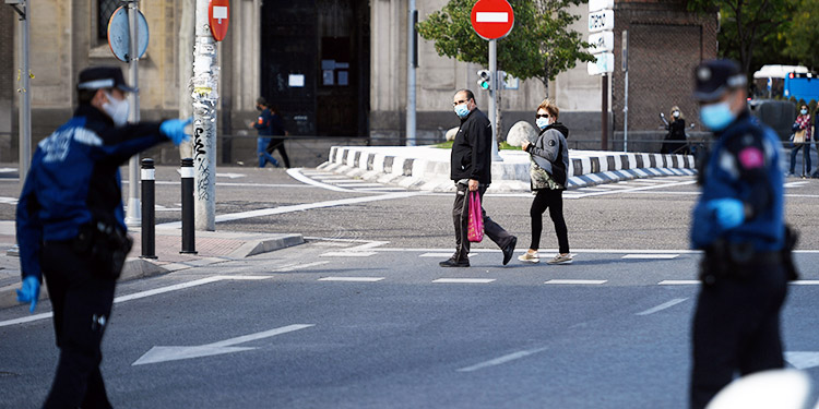 Después de Madrid, España confina parcialmente otras tres ciudades