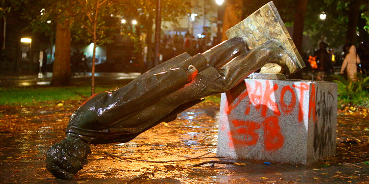 Derriban estatuas en protestas del Día de Colón en Portland