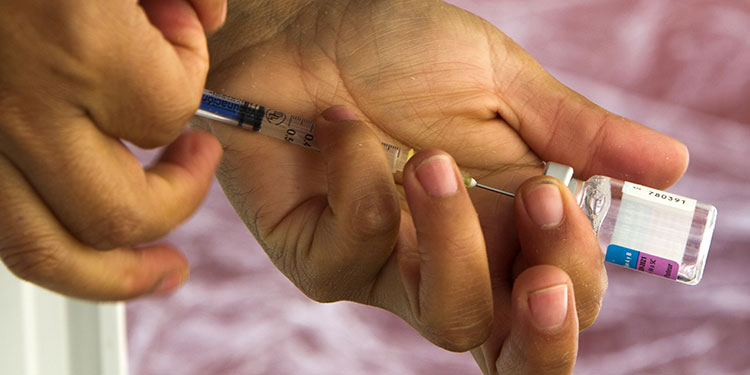 La FDA quiere dos meses de seguimiento antes de aprobar vacuna contra COVID-19