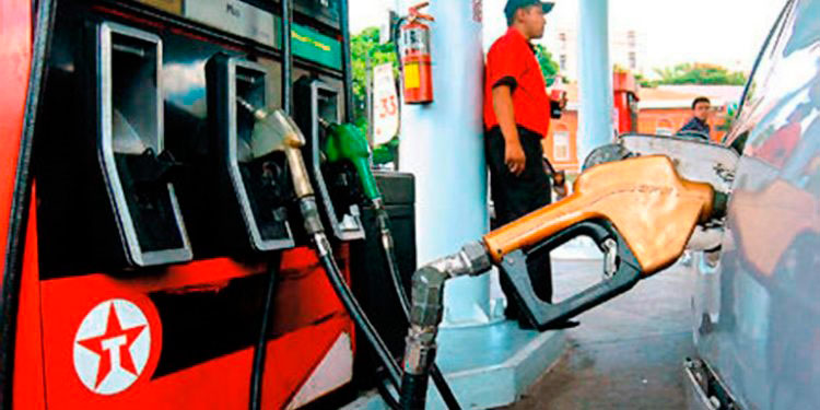 Anuncian rebaja en la gasolina a partir del lunes
