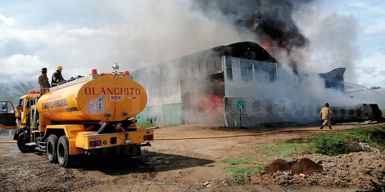 Incendio consume almacén de harina en Sabá Colón (Video)