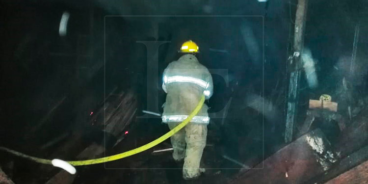 Incendio consume taller de ebanistería en Tela