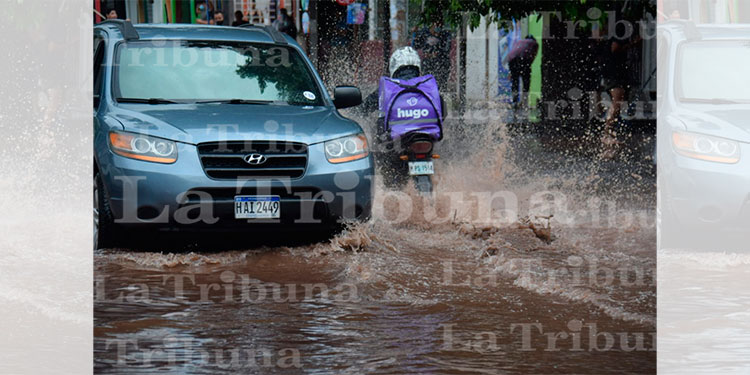 Lluvia deja calles inundadas en la colonia Kennedy (Galería)