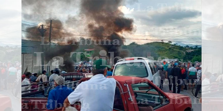 Invasores de oficio se toman carretera al sur exigiendo no ser desalojados de los terrenos