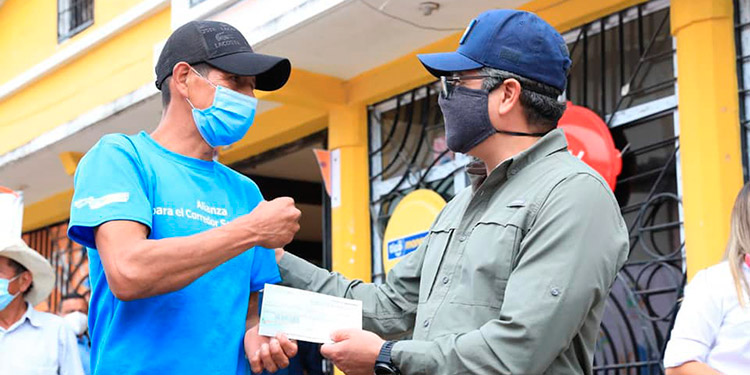 Presidente Hernández entrega Bono Único y financiamiento de Crédito Solidario en Gracias