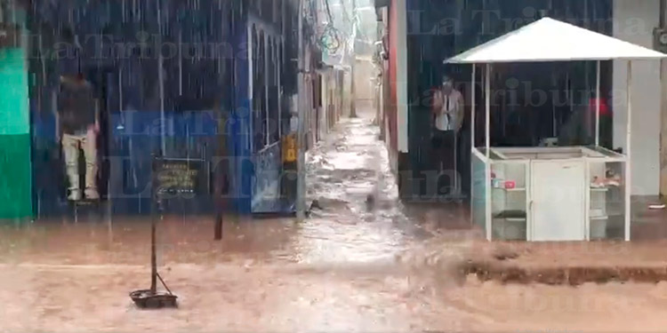 Intensa lluvia causa inundación de calle en la colonia Kennedy