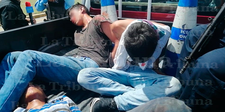 Pasajeros de bus capturan y golpean a tres asaltantes en la salida al norte