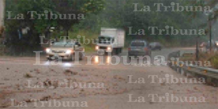 Cae fuerte lluvia en la capital y se inundan varios sectores de la colonia Kennedy (Galería/Video)