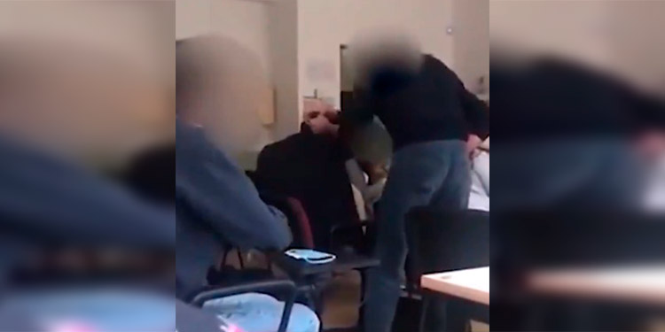 Maestro golpea a su alumno por negarse a usar mascarilla