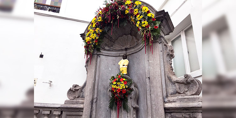 El Manneken Pis "homenajea" a los sanitarios en la fiesta del 12 de Octubre