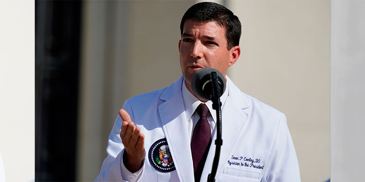 Trump "no está fuera de peligro" pese a salir del hospital, dice su médico