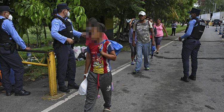324 menores de edad iban en la caravana