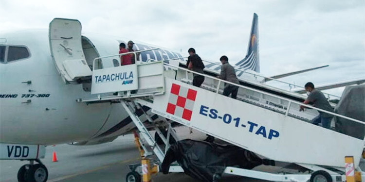 México deporta por la vía aérea a 136 migrantes hondureños