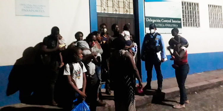 Retienen a 16 migrantes chilenos y haitianos en Choluteca