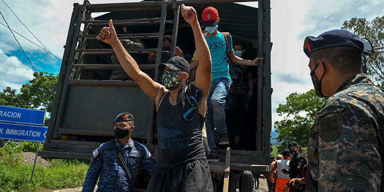 Retornan al país migrantes frustrados en ruta a EE. UU.