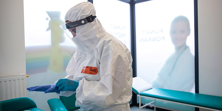 Registran la primera muerte del mundo por reinfección de COVID-19