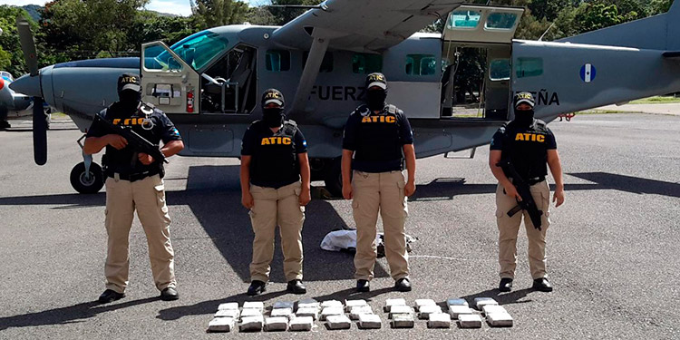 ATIC traslada cadáveres y droga incautada en Brus Laguna