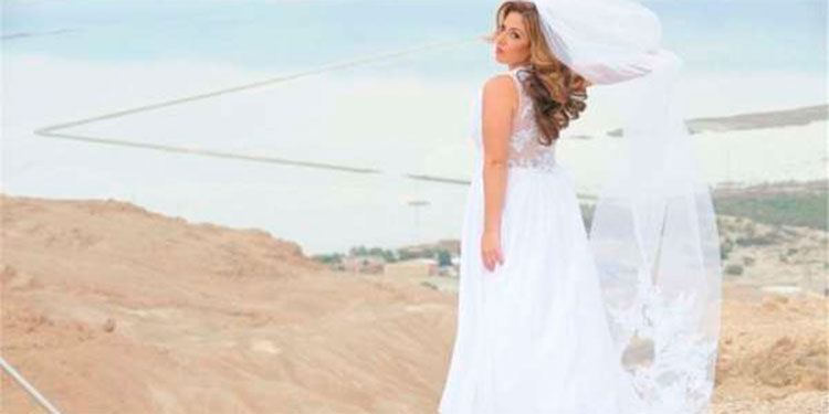 Novia horroriza a los invitados y al futuro esposo con su vestido completamente transparente