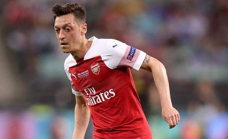 Özil recibió un bonus de ocho millones por lealtad