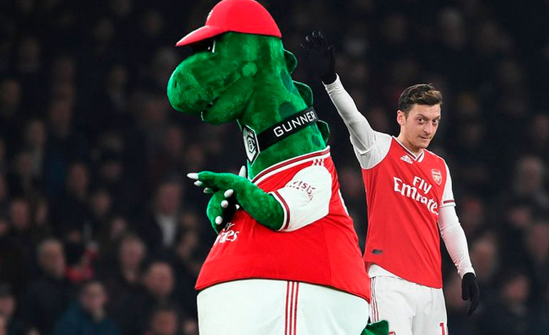 Ozil se ofrece a pagar el sueldo a mascota del Arsenal despedido del club