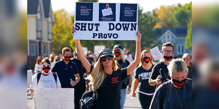 Paris Hilton encabeza protesta para cerrar escuela en Utah