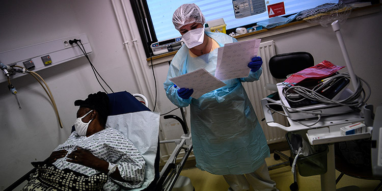 París se prepara para el toque de queda ante un virus cada vez más descontrolado en Europa