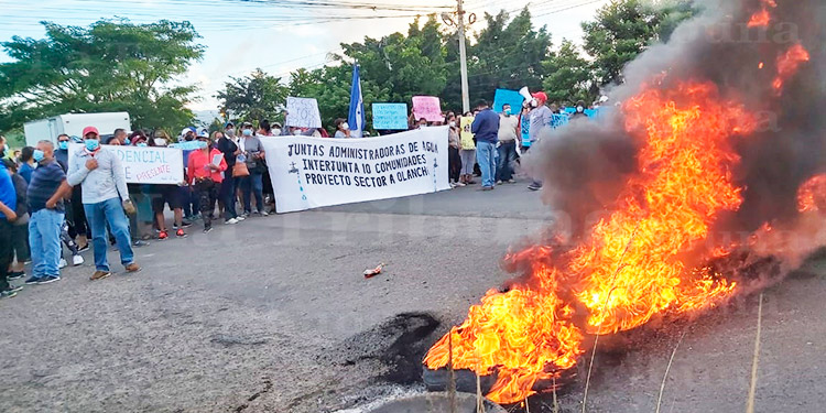 Patronatos se toman carretera a Olancho por la falta de agua