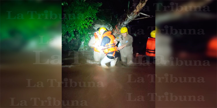 Bomberos rescatan a 8 personas atrapadas en río de Tegucigalpa