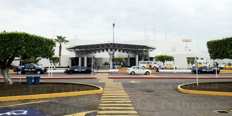 Capturan a dos hondureños con documentos falsos en aeropuerto de México