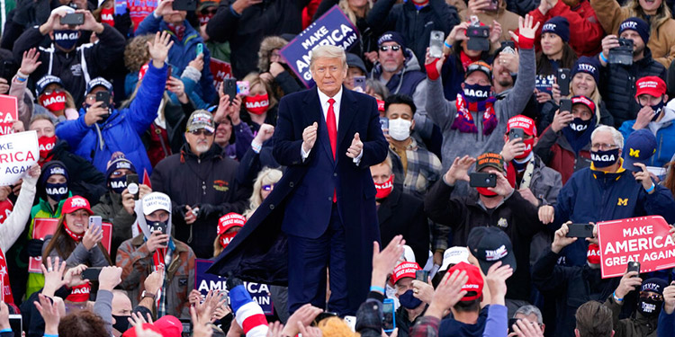 Trump recurre a estrategia del miedo en Michigan y Wisconsin