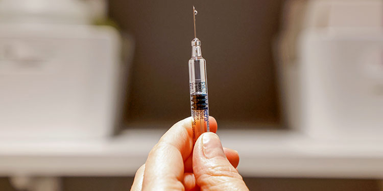 Italia busca 100 millones de jeringas para la vacuna contra el coronavirus