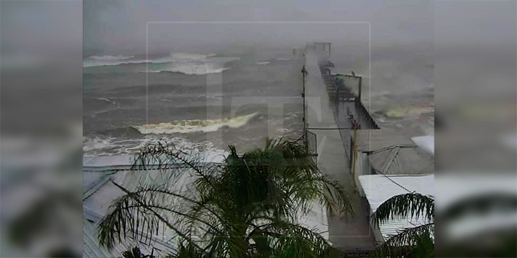 Cámaras del 911 captan alto oleaje e inundaciones en Atlántida